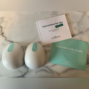 Willow 3.0 breast pump, reusable containers, and accessories
